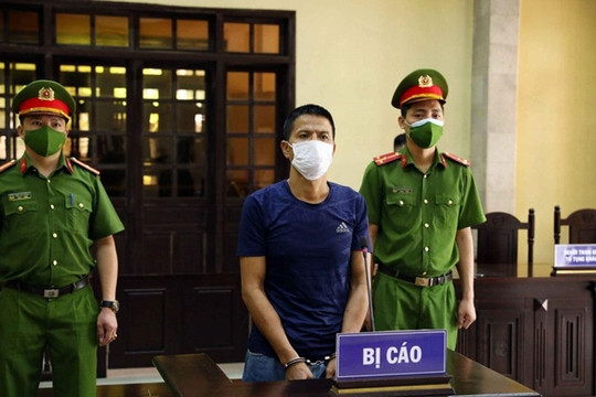 Hà Nội: Đối tượng dùng gạch tấn công lực lượng trực chốt kiểm dịch lĩnh 33 tháng tù