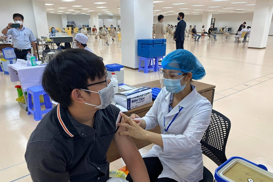 Chủ tịch Hà Nội yêu cầu “vắc xin về đến đâu, tiêm hết đến đó”