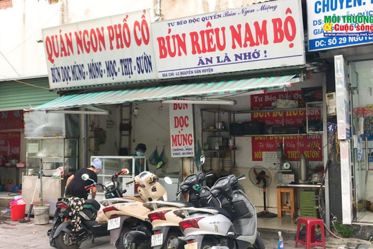 Hà Nội: Các chủ cửa hàng ở “vùng xanh” phấn khởi, mở cửa bán hàng mang về