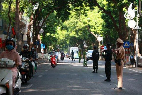 Hà Nội: 19 quận, huyện ‘bình thường mới’ không kiểm soát giấy đi đường