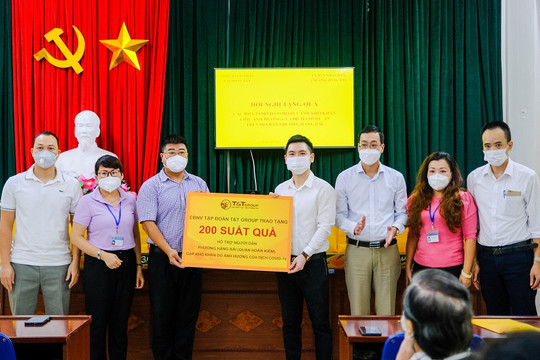 CBNV T&TGroup trao tặng 3.000 suất quà cho người dân Hà Nội gặp khó khăn do COVID-19
