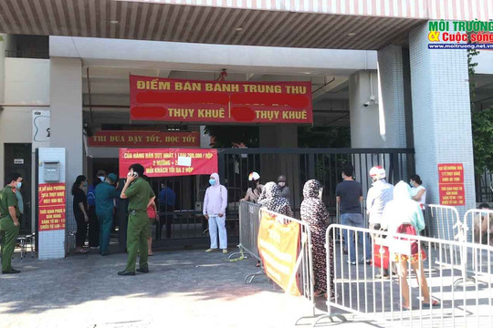 Hà Nội: Hàng trăm người lại xếp hàng mua bánh trung thu ở Thụy Khuê