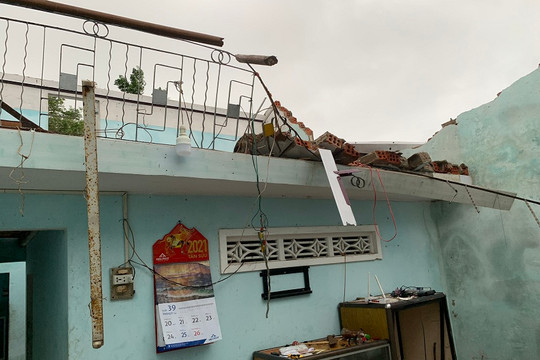 Quảng Ngãi: Lốc xoáy kèm mưa lớn làm tốc mái, hư hỏng nhiều nhà dân
