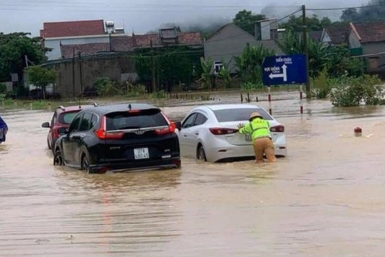 Nghệ An: Hồ thủy lợi và thủy điện xả lũ, nhiều tuyến đường bị chia cắt vì mưa lớn