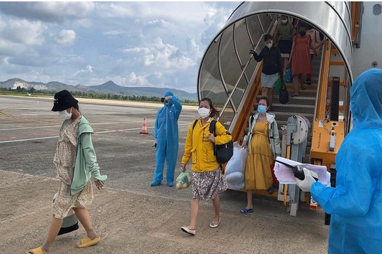 Quảng Nam: Đón thai phụ và trẻ em có hoàn cảnh đặc biệt khó khăn về quê bằng đường hàng không