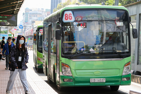 TP. Hồ Chí Minh: Xe buýt, taxi, ôtô công nghệ hoạt động lại từ 5/10