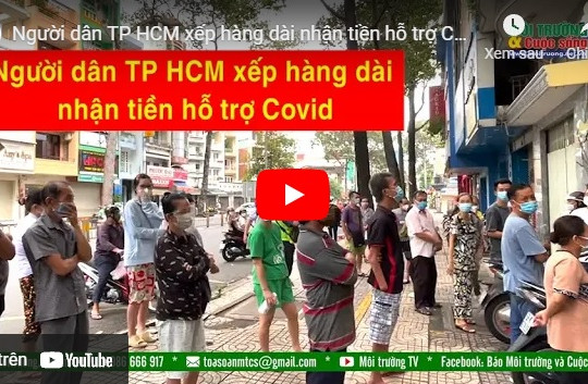 Người dân TP HCM xếp hàng dài nhận tiền hỗ trợ Covid