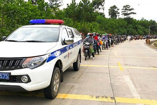 CSGT Quảng Nam dẫn đường cho hàng ngàn người dân từ các tỉnh phía Nam về quê