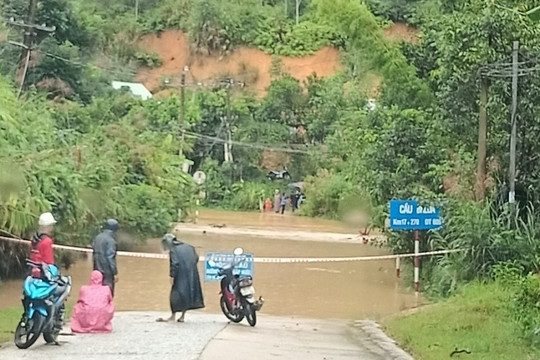 Quảng Nam: Mưa lớn làm nhiều tuyến đường bị sạt lở, giao thông chia cắt ở huyện vùng cao Tây Giang