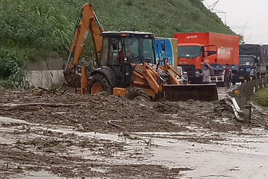 Quảng Nam: Mưa lũ gây sạt lở, ngập lụt, tê liệt nhiều tuyến đường giao thông