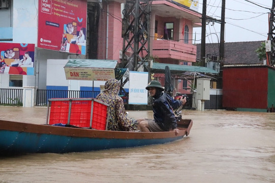 Quảng Bình: 2.232 nhà dân ngập trong nước, đường biến thành sông