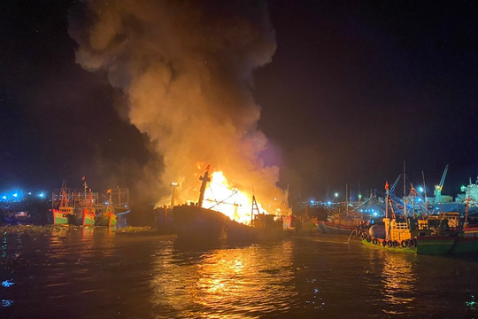 Bình Định: 5 tàu cá của ngư dân bốc cháy dữ dội trong đêm tối