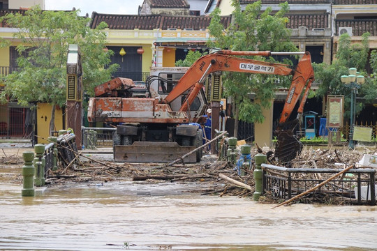 Quảng Nam: Nước rút, người dân phố cổ Hội An khẩn trương thu dọn rác thải, bùn lầy