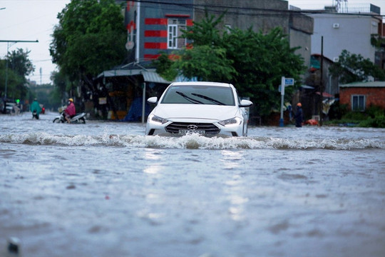 Quảng Ngãi: Nước lũ cuốn trôi xe ô tô qua cầu tràn, 2 người mất tích