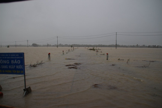 Quảng Nam: Mưa lớn, nước ngập tràn qua quốc lộ 1A, người dân di chuyển khó khăn