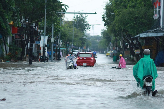 Nhiều tuyến đường trung tâm TP. Quảng Ngãi ngập do mưa lớn, các khu dân cư bị chia cắt