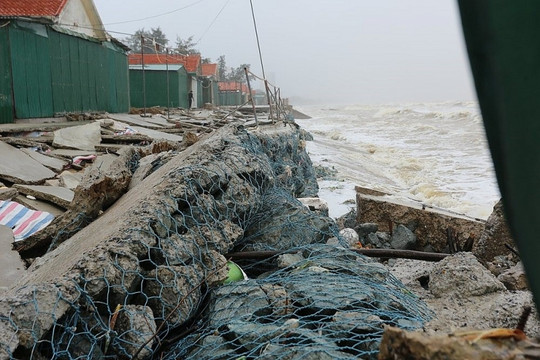 Nghệ An: Dự án kè biển hơn 40 tỷ đồng bị sóng đánh hư hỏng nghiêm trọng