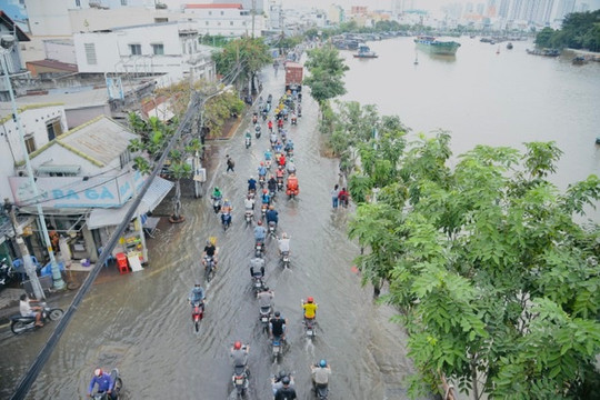 TP Hồ Chí Minh: Triều cường dâng cao, đường phố ngập sâu
