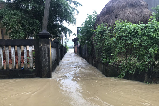Quảng Ngãi: Nước lũ dâng cao, hàng nghìn ngôi nhà bị ngập, sơ tán hơn 4500 người