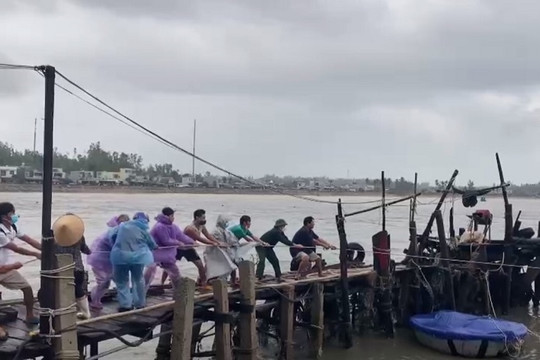 Quảng Ngãi: 3 ngư dân mất tích, thiệt hại hàng trăm triệu đồng do mưa lũ gây ra