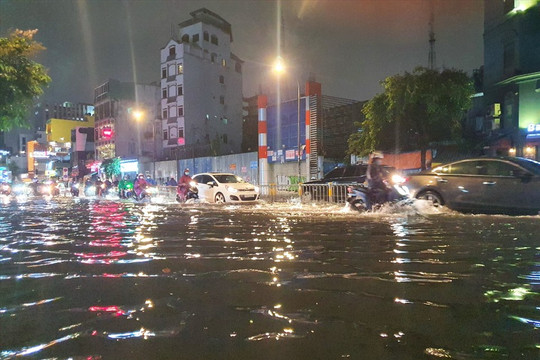 Trung tâm TP Hồ Chí Minh ngập nặng do mưa lớn kết hợp triều cường
