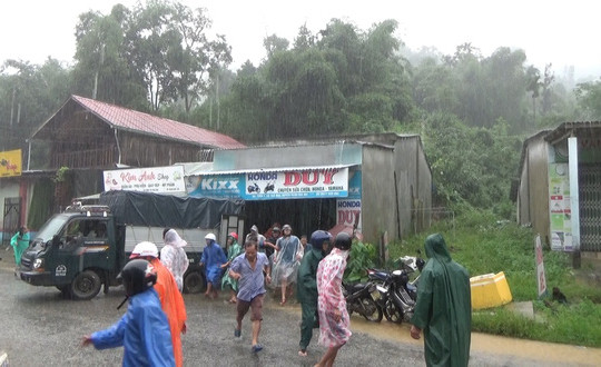 Quảng Nam: Sạt lở đất khiến 6 ngôi nhà bị sập, nhiều hộ dân phải sơ tán
