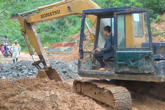 Quảng Ngãi: Khắc phục sạt lở, thông đường huyện miền núi Sơn Tây