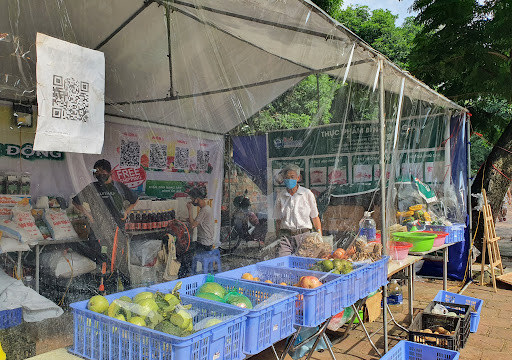Gian hàng đổi phế liệu lấy thực phẩm ở Hà Nội