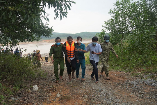 Quảng Trị: Giải cứu thành công 7 người mắc kẹt giữa đập thủy lợi Nam Thạch Hãn
