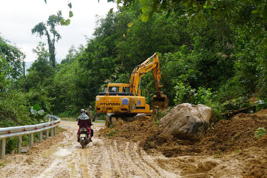 Lở núi, sạt đường khiến hàng ngàn người dân miền núi Quảng Ngãi bị cô lập