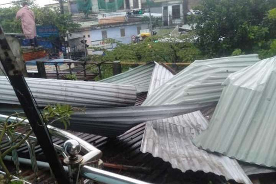 Đà Nẵng: Lốc xoáy lớn khiến hàng chục ngôi nhà bị hư hỏng