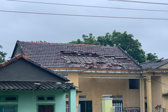 Quảng Ngãi: Lốc xoáy làm tốc mái hàng chục ngôi nhà ở huyện Tư Nghĩa