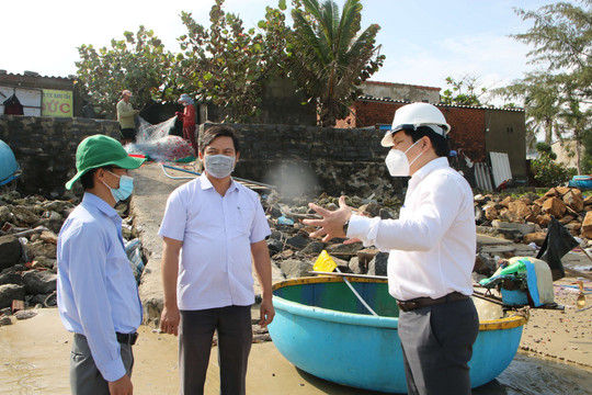 Quảng Ngãi: Tìm giải pháp phù hợp đảm bảo an toàn tính mạng cho các hộ dân ở vùng sạt lở ven biển xã Bình Châu