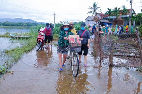 Nghĩa Hành (Quảng Ngãi): Hỗ trợ hàng chục hộ dân chịu cảnh ngập lụt kéo dài