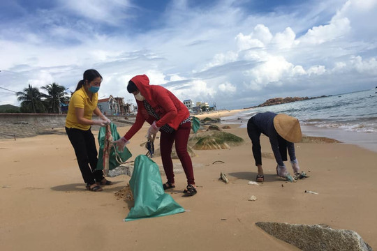 Bình Định: Ra quân vệ sinh môi trường biển, thu gom rác thải nhựa ở ven biển Vịnh Quy Nhơn