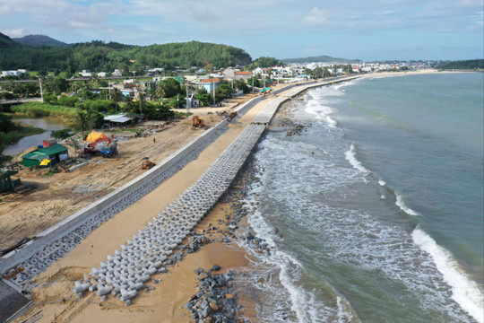 Quảng Ngãi: Người dân huyện Bình Sơn vui mừng khi công trình kè biển đã hoàn thành