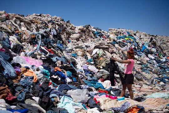 Sa mạc Chile mỗi năm nhận tới 39.000 tấn quần áo cũ