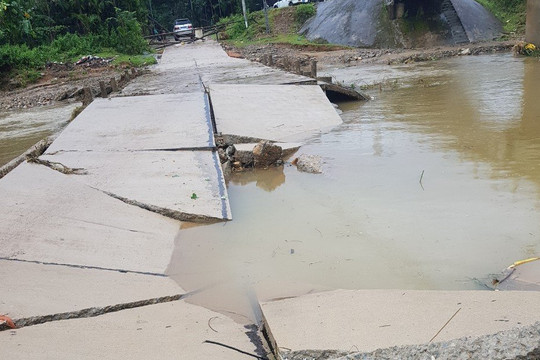 Quảng Ngãi: Hàng loạt công trình bị sụt lún, đứt gãy do mưa lớn