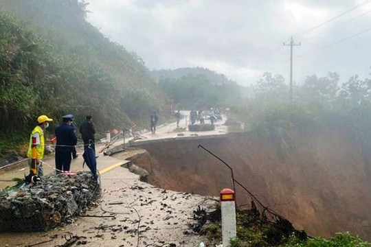 Mưa lớn gây ngập lụt, sạt lở tại nhiều khu vực ở miền Trung