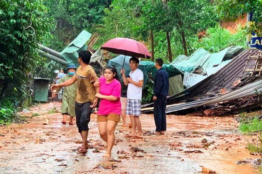 Quảng Nam: Lở núi nghiêm trọng, sơ tán khẩn cấp người dân