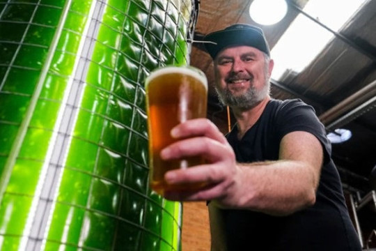 Nhà máy bia ở Australia giảm phát thải khí thải CO2 bằng vi tảo