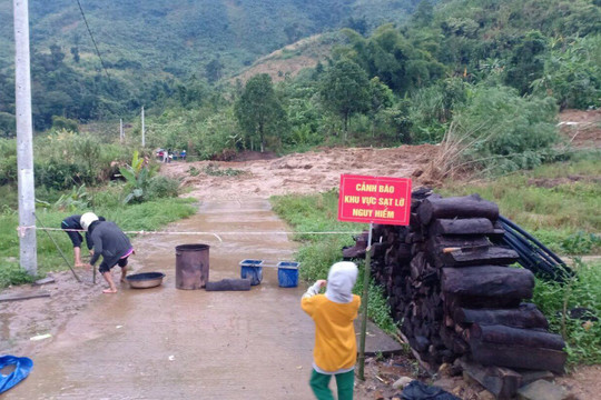 Quảng Nam: Sạt lở liên tiếp tại Nam Trà My, nguyên quả đồi phủ lấp mặt đường