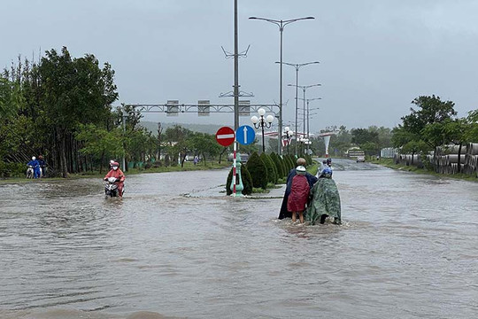 Phú Yên: Thủy điện xả lũ, vùng hạ du ngập sâu trong nước