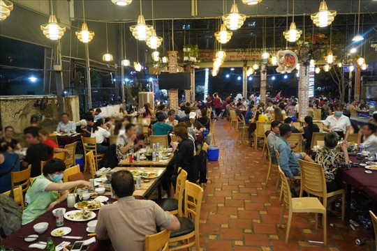 TP. HCM cho phép hàng quán ăn uống hoạt động sau 22h
