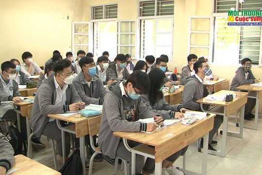 Hà Nội: Học sinh lớp 12 phấn khởi đi học trực tiếp sau nhiều tháng nghỉ dịch