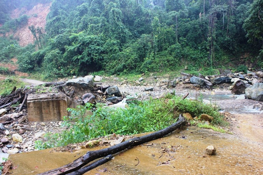 Quảng Nam: Nhiều tuyến đường miền núi hư hỏng sau mưa lũ vẫn chưa được khắc phục