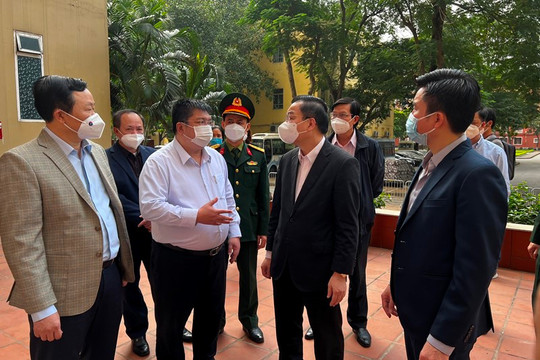 Chủ tịch UBND TP. Hà Nội Chu Ngọc Anh kiểm tra khu điều trị F0 thể nhẹ và trạm y tế lưu động tại quận Đống Đa