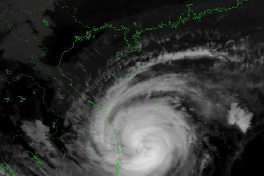 Bão số 9 tăng cấp thành “siêu bão” hướng vào vùng biển miền Trung