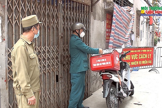 Xe máy gắn tủ thuốc lưu động hỗ trợ F0, F1 tại nhà ở Hà Nội