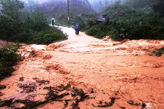 Thừa Thiên – Huế: Nước lũ kèm đất đá cuồn cuộn đổ đèo, khẩn cấp di dời nhiều hộ dân